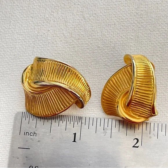 Vintage Ribbed Leaf Abstract Gold Tone Clip On Earrings BOLD Runway 80s 90s - Picture 4 of 5